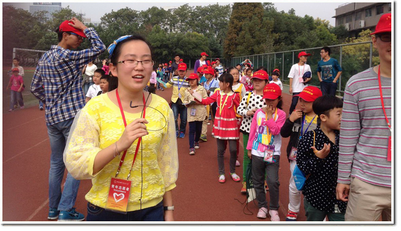 高彬彬为来访的小朋友担任校内小导游